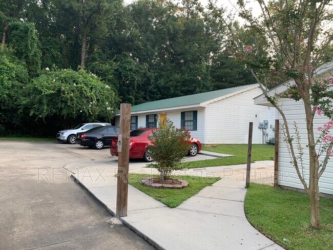 Foto del edificio - 121 Lexington Dr