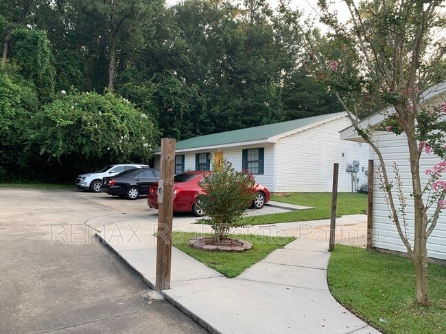 Building Photo - 121 Lexington Dr
