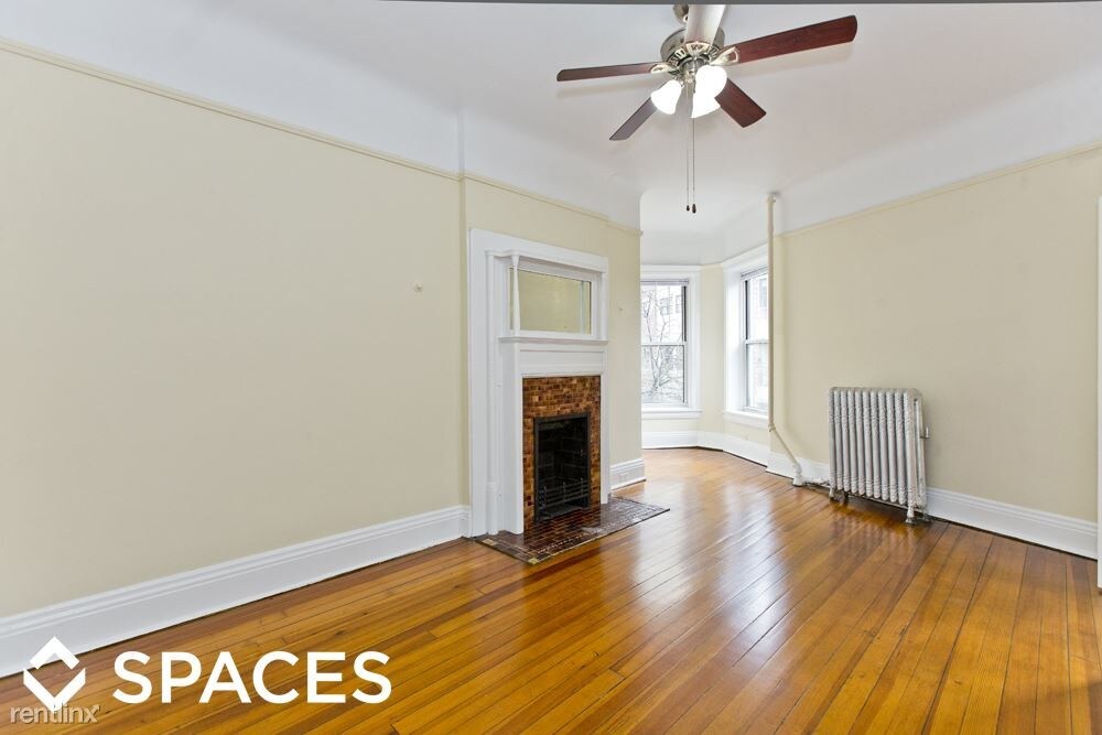 Primary Photo - 328 W Dickens Ave