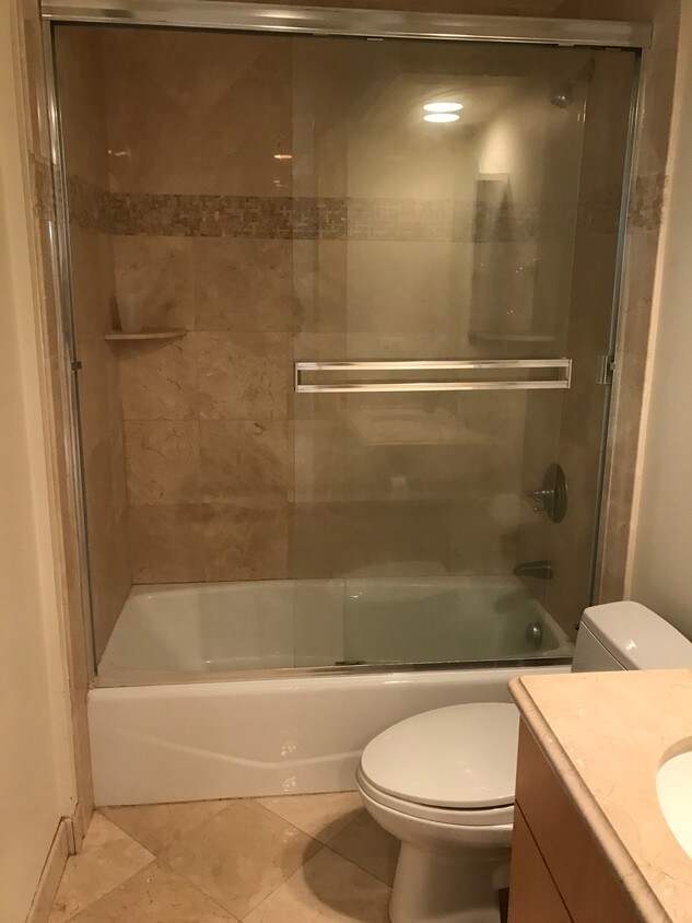 La bañera de ducha de mármol.s@ - 133 43rd St