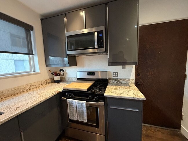 Foto del edificio - Turnkey Top-Floor Living in Gated Community Near City Park, Dining & Hospitals