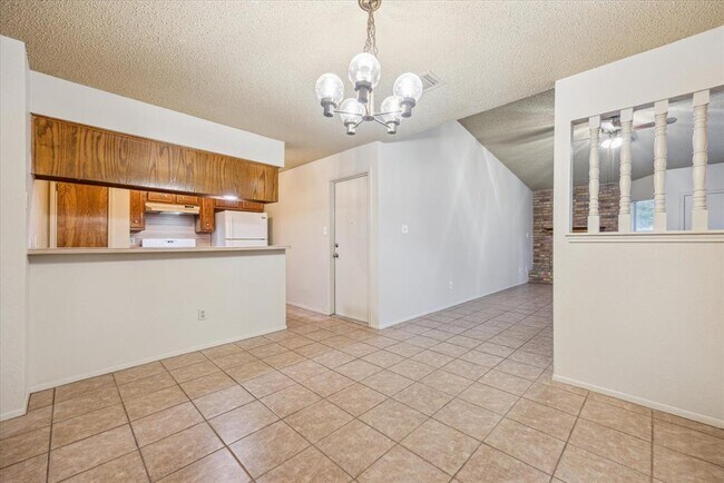 Foto del edificio - 702 Rollingway Dr