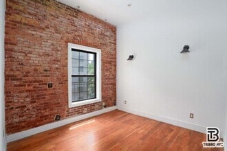 Building Photo - 506 Warren St