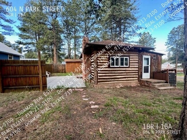 Building Photo - 604 N Park St