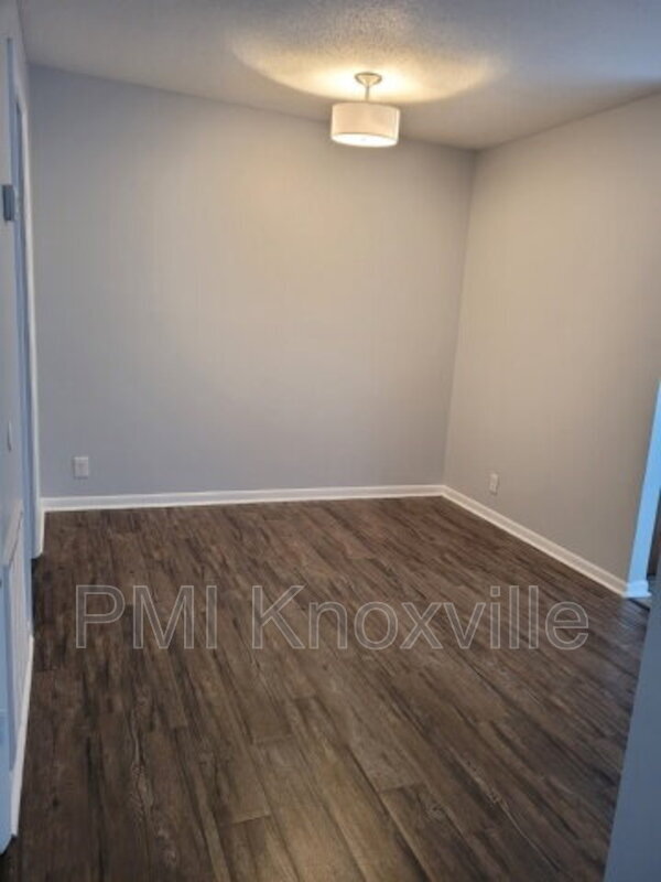 Foto del edificio - 9120 Woodpark Ln NW