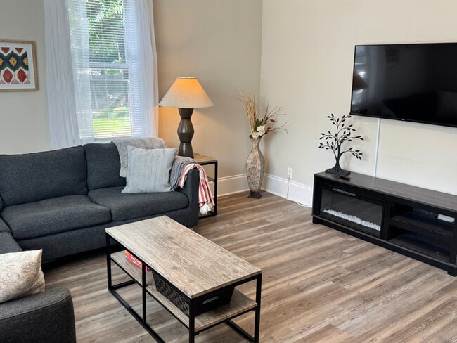 Building Photo - 214 E Horah St