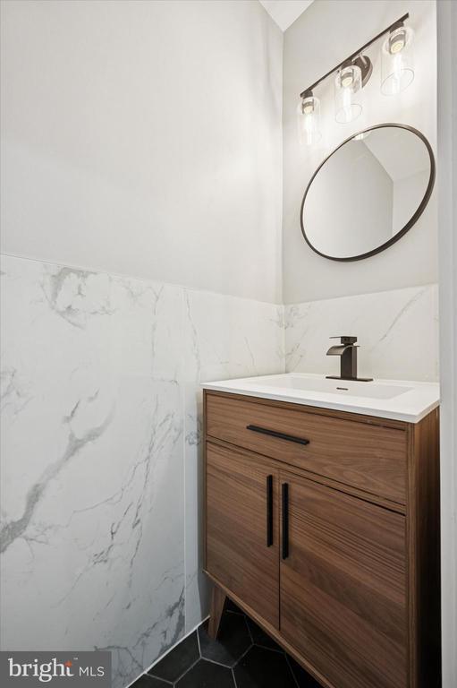 Building Photo - 547 S Yewdall St