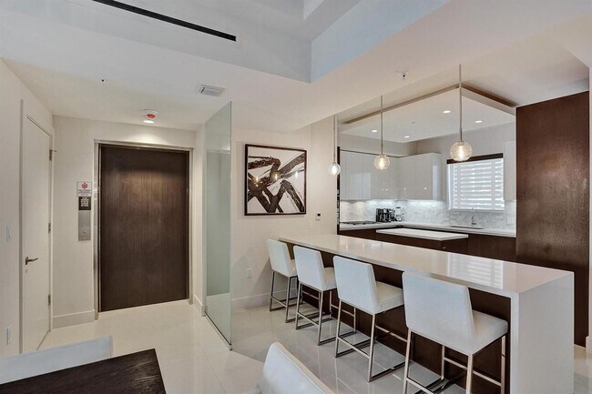 Building Photo - 3040 N Ocean Blvd