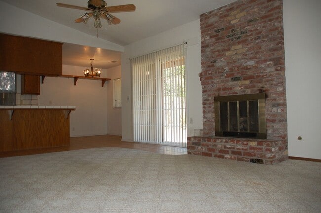 Foto del edificio - 4 bed 2 bath 3 car in Roseville
