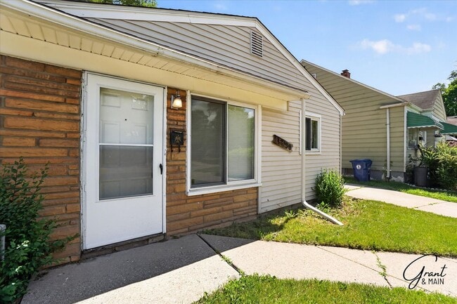 Building Photo - $1600 3 bedroom ranch