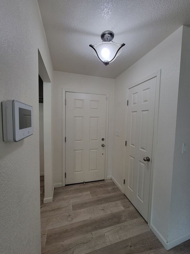 Foto del edificio - Beautiful 3 Bedroom 2 Bathroom Home in SW Visalia!