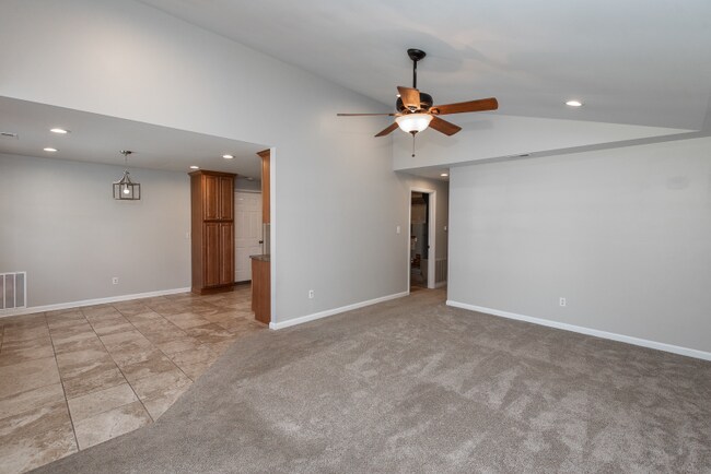 Building Photo - 10 Christine Dr