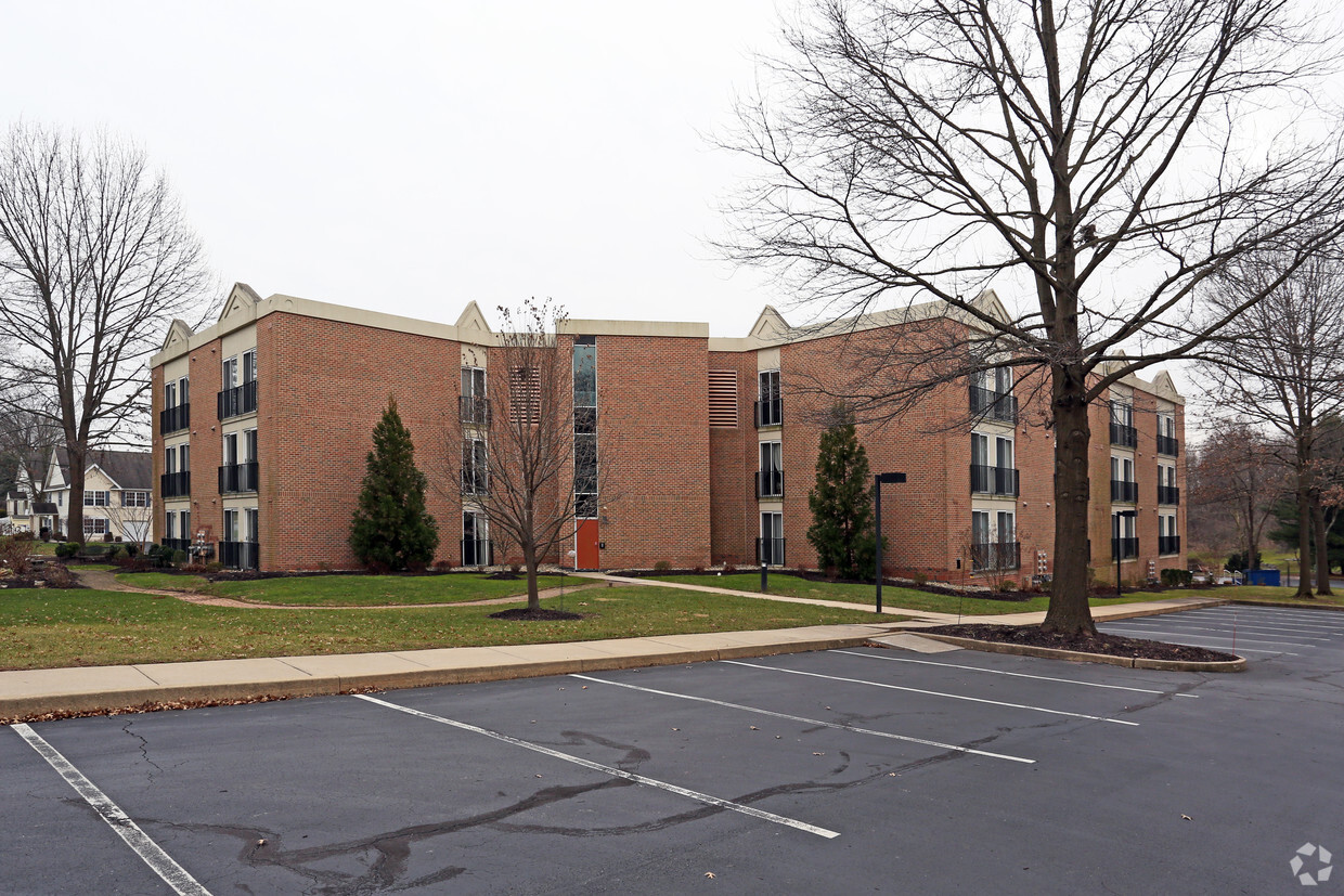 Building Photo - Atrium House