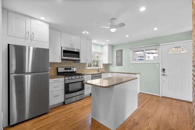 Foto del edificio - 4 Bed 2 Bath - Twinbrook Cape Cod - Move In Ready