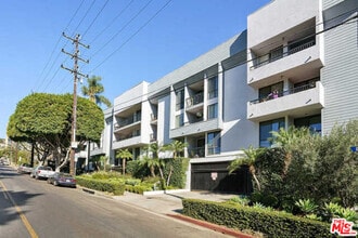 Building Photo - 906 N Doheny Dr