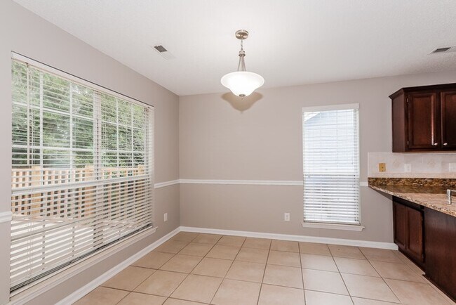Building Photo - Gorgeous 3 Bedroom Home