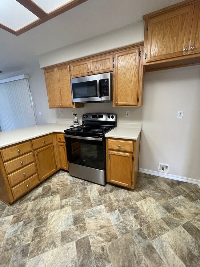 Foto del edificio - Spacious 3 bedroom, 2 bathroom home- CENTRAL POINT!