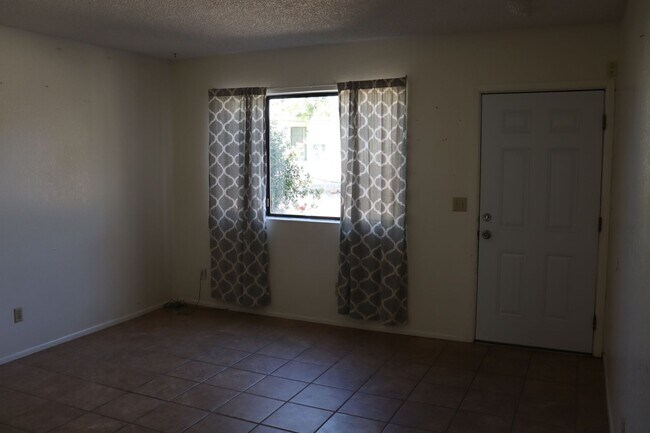 Building Photo - Perfect Blend of Comfort and Convenience!!!