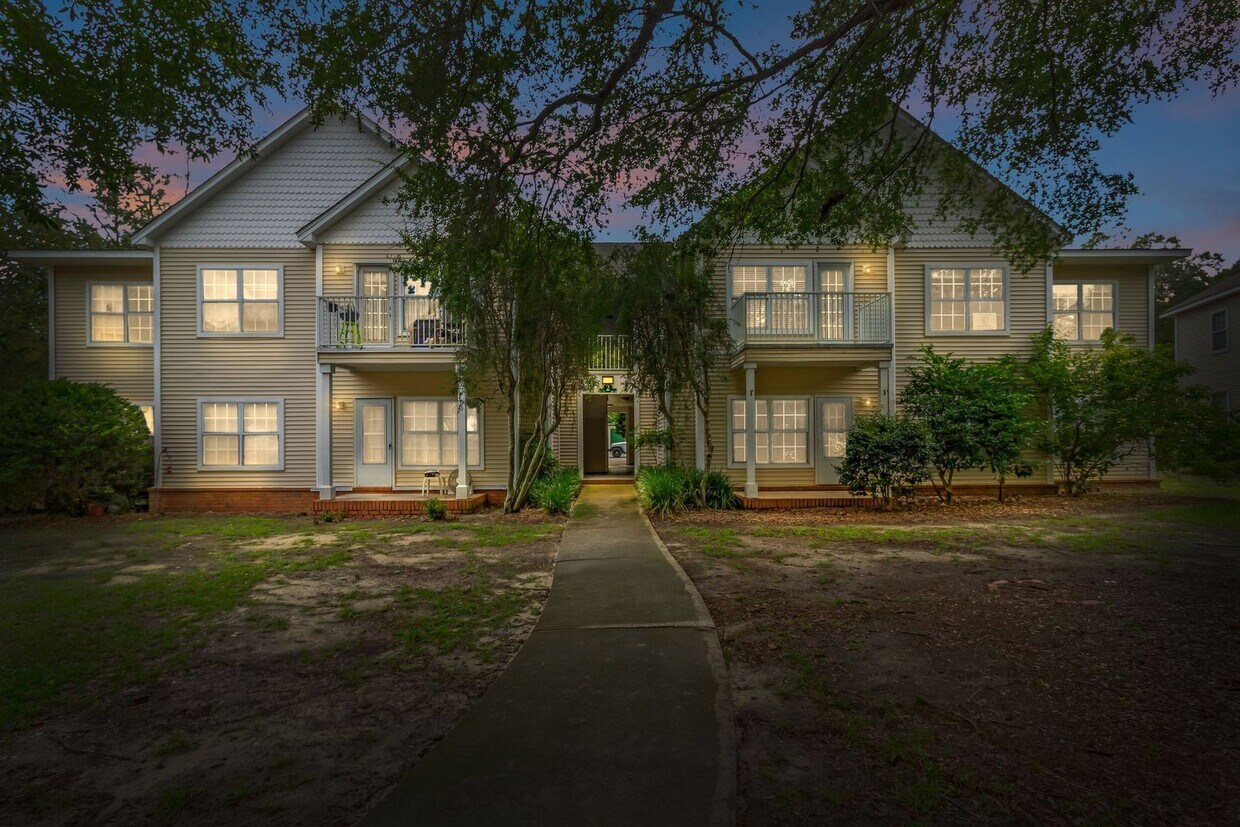Foto principal - Charming & Convenient 2-Bedroom Condo in t...