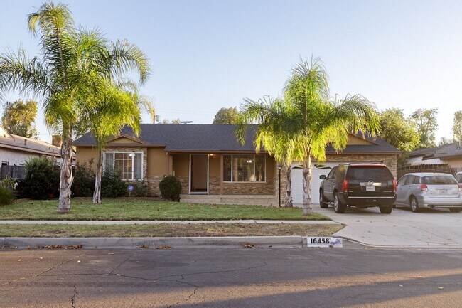 Building Photo - Large 4 Bedroom Family Home with Pool in N...