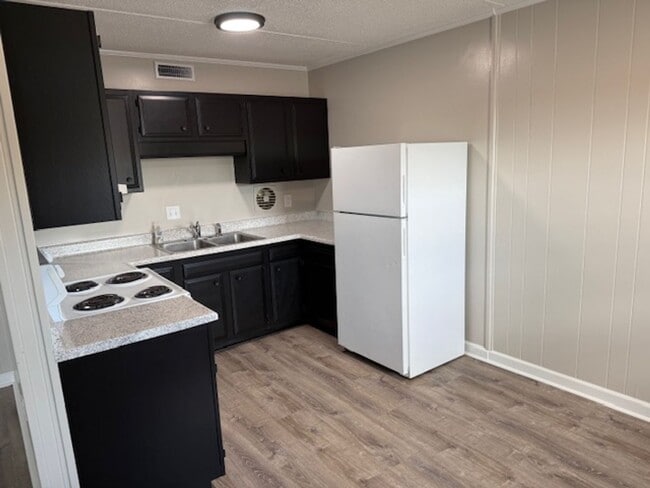 Building Photo - Maryville City 37803 - Available Now! Show...
