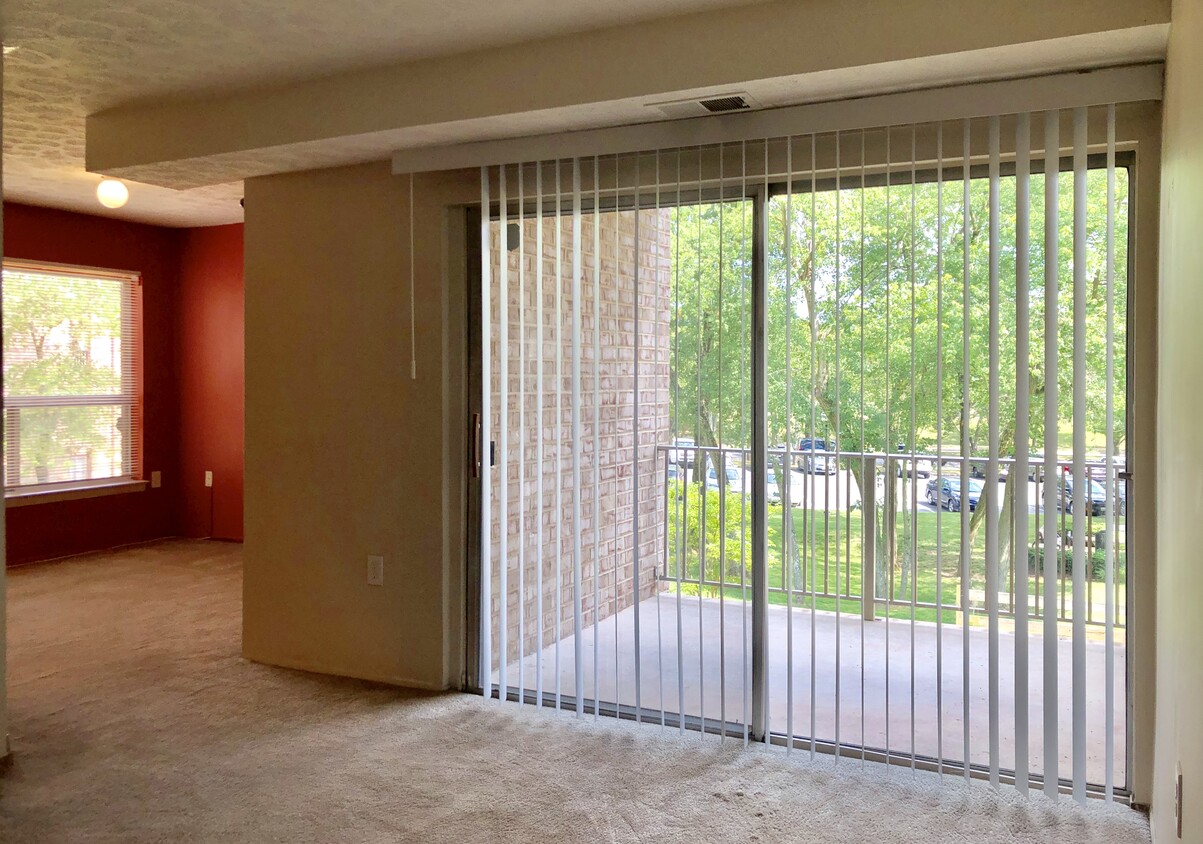 Living Room, Balcony - 7704 Hanover Pky