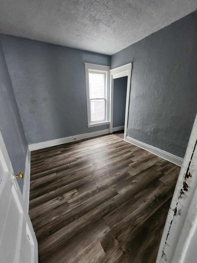 Building Photo - Lower 2bd with bonus room