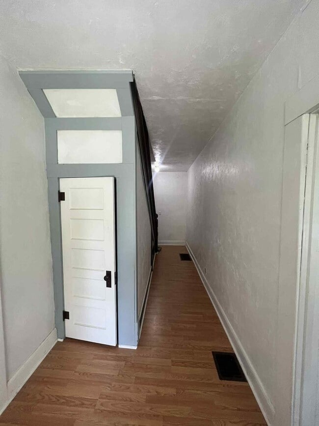 Building Photo - Charming 3 bedroom / 2 bathroom home with ...
