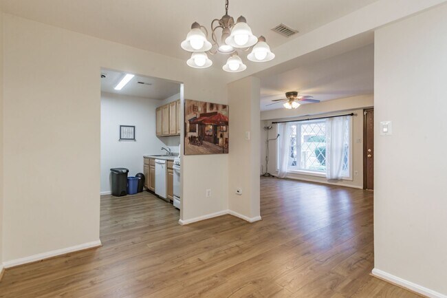 Building Photo - Wonderful, Cozy 2 Bedroom in Greenbelt Con...
