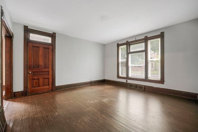 Foto del edificio - NEW LISTING -5 BEDROOM HOUSE!
