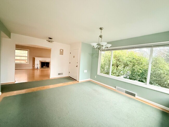 Building Photo - Beautiful 4 Bedroom Home with Fully Fenced Backyard!