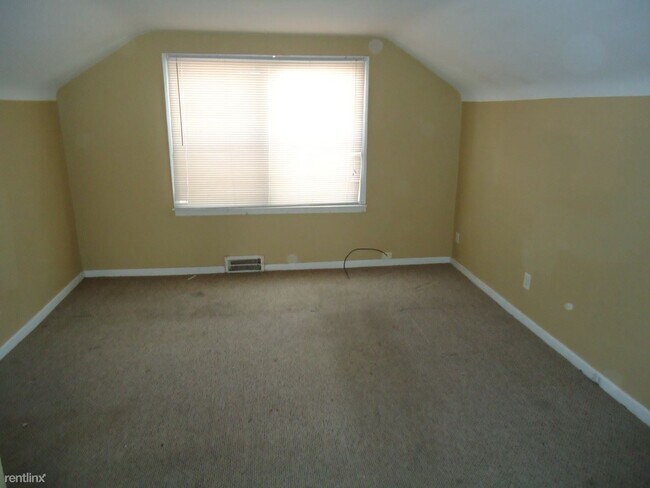 Building Photo - 3 br, 1 bath House - 20275 Fairport St