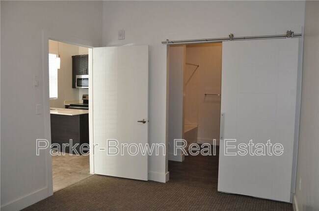 Building Photo - 965 S 200