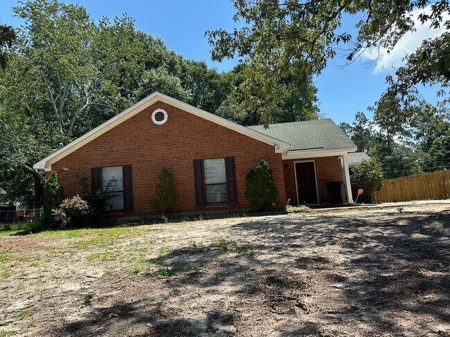 Foto del edificio - 3/2 No carpet & Fenced yard off Old Waynes...