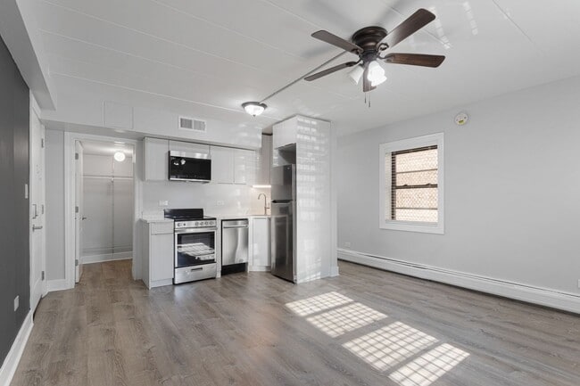 Building Photo - 6023 N Kenmore Ave