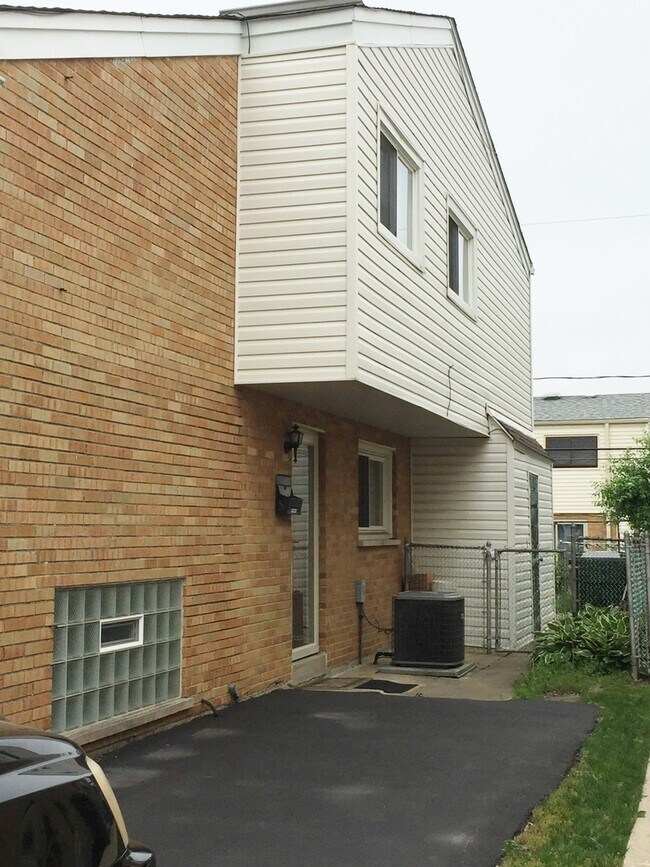 Building Photo - 9260 Dee Rd