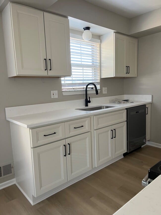 Building Photo - 16974 Cristina Ct