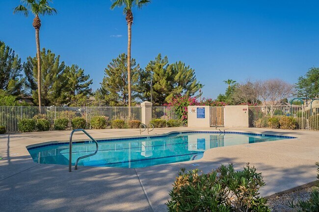 Building Photo - AVAILABLE JULY - Three Bedrooms + Loft!