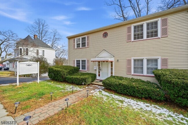 Building Photo - 76 Mt Kemble Ave
