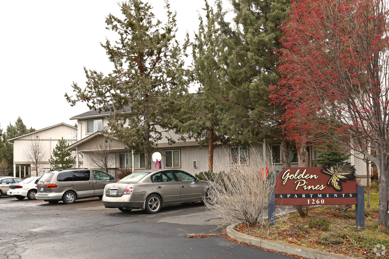 Foto del edificio - Golden Pines Apartments