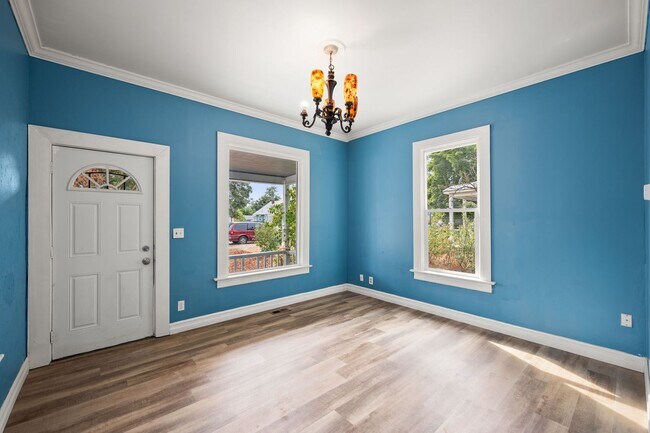 Building Photo - Centrally Located Home With Unbelievable C...