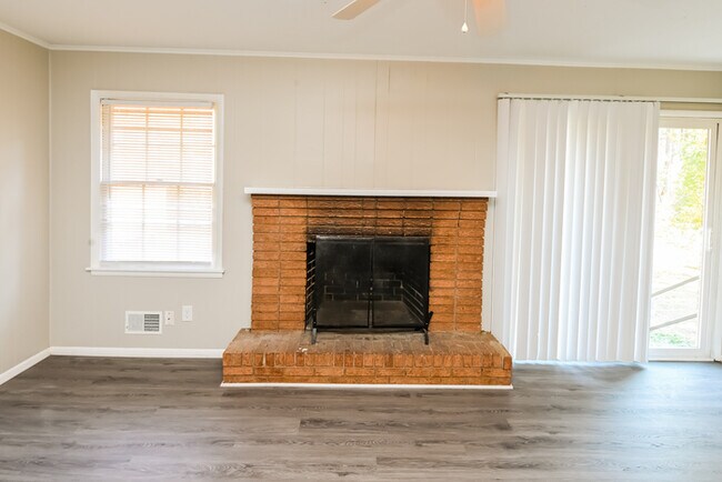 Foto del edificio - 2324 Old Field Rd