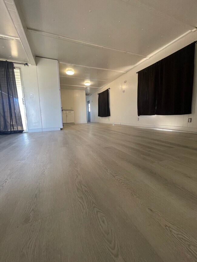 Foto del edificio - 1305 W Benson Ave