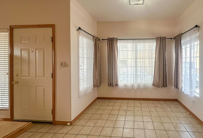 Building Photo - Canyon Ranch main level corner 2bd 2ba condo!