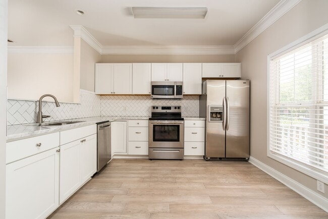 Building Photo - Move-In Ready & Updated Hampton Forest Tow...