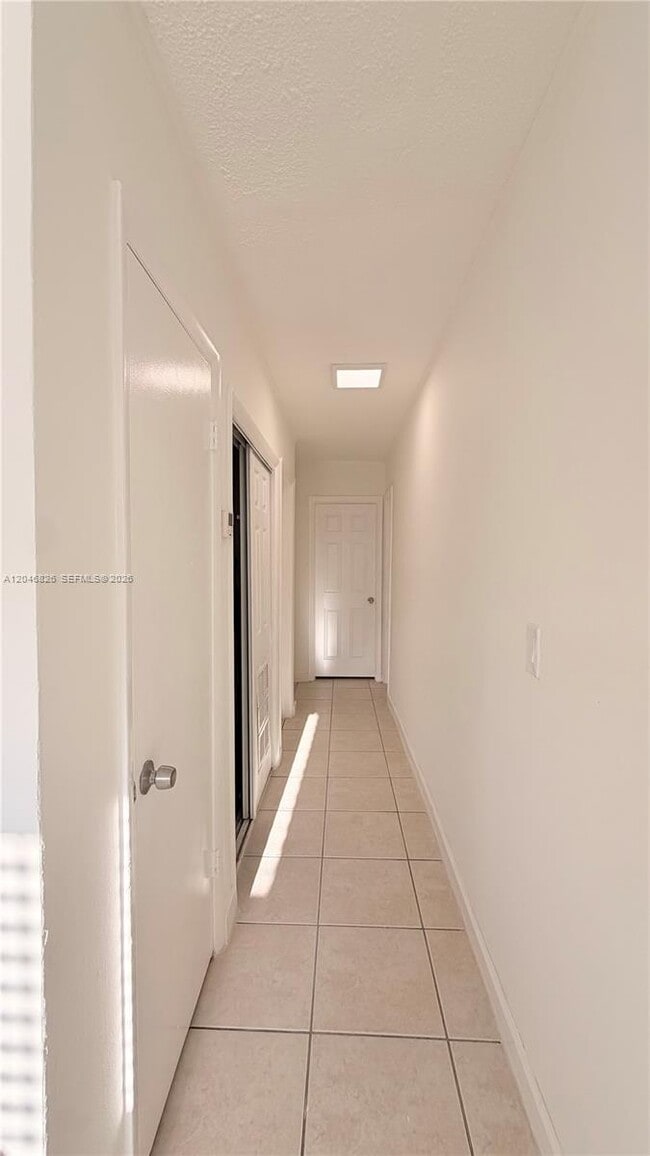 Foto del edificio - 2540 NE 181st St