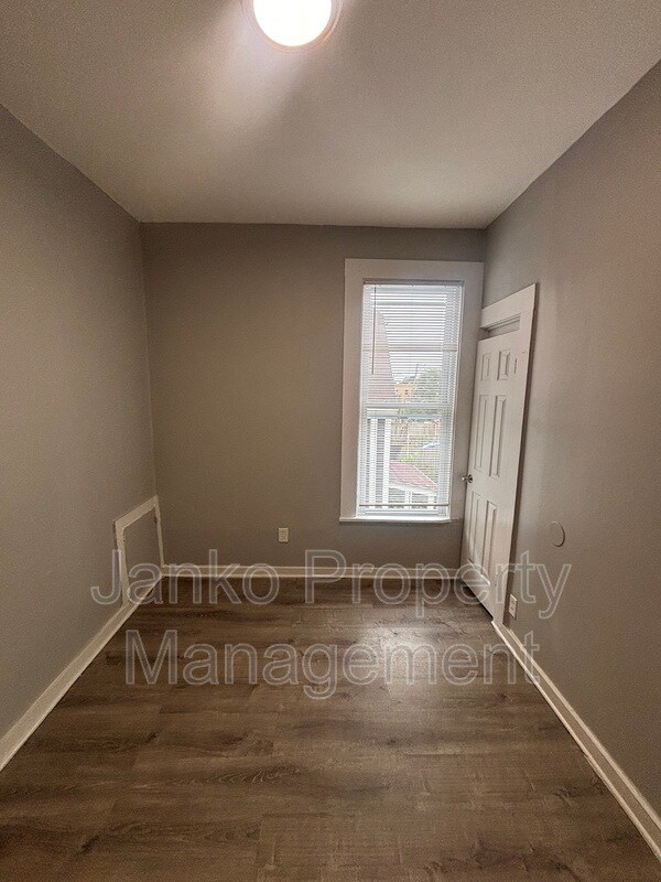 Building Photo - 7028 S Rhodes Ave