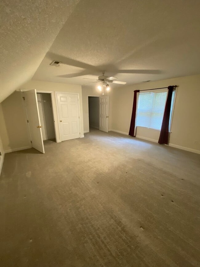 Foto del edificio - 2425 Laurel Falls Ln