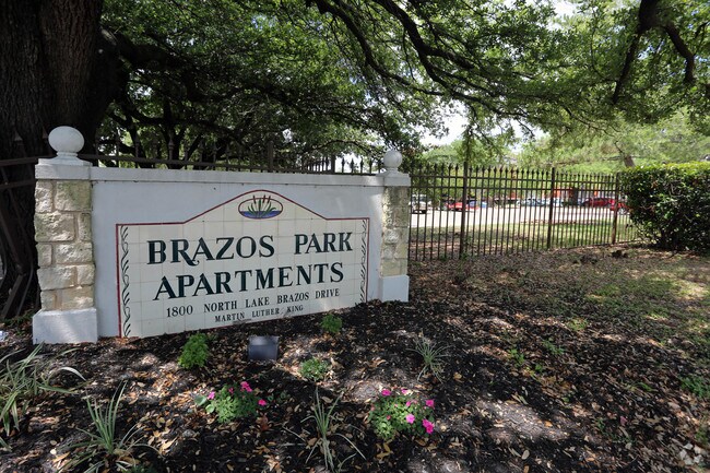 Foto del edificio - Brazos Park Apartments