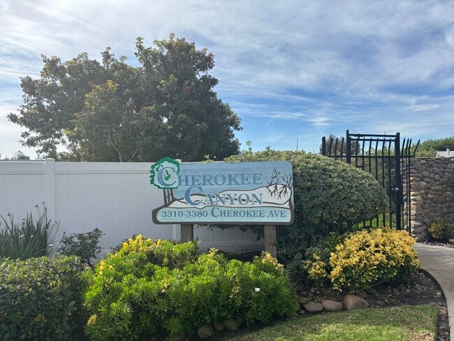 Foto del edificio - All Upgraded Townhome In Cherokee Canyon Gated Complex